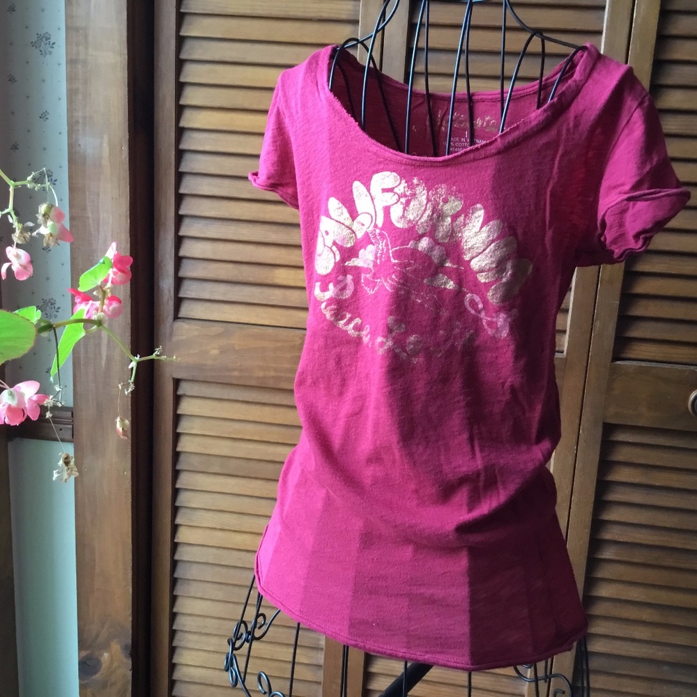 HOLLISTER SIZE L CALIFORNIA PEACE LOVE TOP MAROON